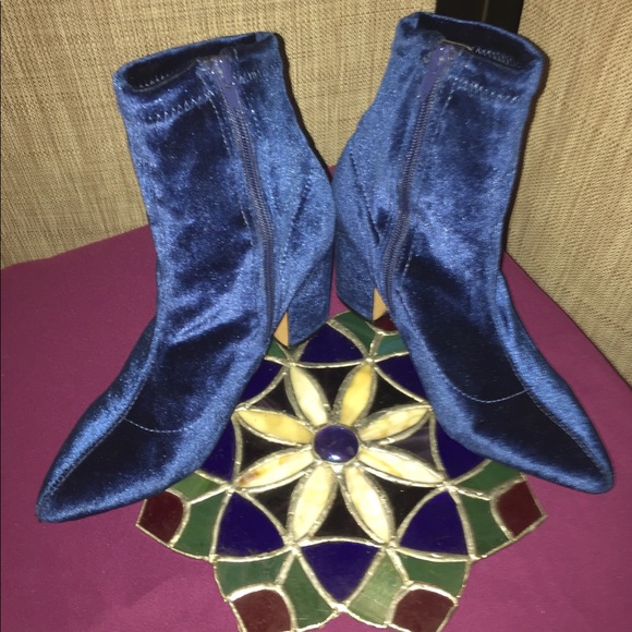 Steve Madden Shoes - Steve Madden Lillie sock pointed ankle boot.